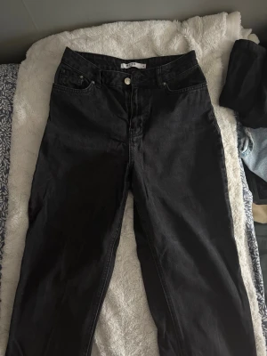 Svarta jeans från NA-KD - Snygga svarta raka jeans från NA-KD Jeansen har hög midja.