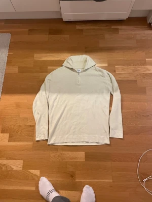 Beige ribbad half zip polotröja Zara - Säljer en beige ribbad polotröja från Zara med half zip-dragkedja i halsen. Tröjan har långärmad design och är tillverkad i mjukt stickat material som ger en skön känsla. Perfekt för lager-på-lager och chill stil.