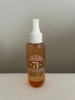 Sol de janerio 71 - Fräsch hår- och kroppsspray med karamelliserad vanilj och macadamia. Perfekt för dig som vill ha en söt och tropisk vibe varje dag. Enkel att ta med och använda när som helst.