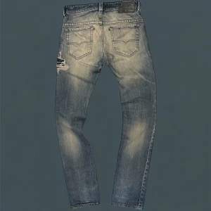 Diesel ljusblå jeans - Säljer ett par ljusblå Diesel jeans med slitna detaljer och snygg tvätt|| W29 L32|| Längd 107cm, midja 40cm, lår 26cm, benöppning 17cm. || Hör av er vid frågor!🤩