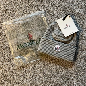 Moncler Mössa Grå - Helt ny & Oanvänd ✔️, Kommer med tags 🏷️, Onesize (passar alla) ✔️, skickas inom 1 dag 🚀, kontakta gärna för mer info ☺️