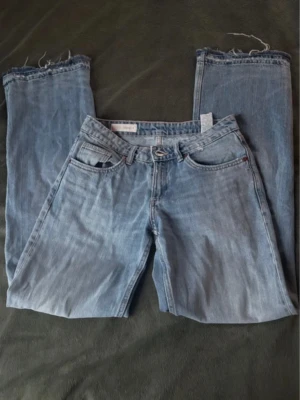 Zara baggy jeans - Säljer mina Zara jeans pågrund av de inte kommer till användning Modellen har rak passform, normal midja och fem fickor. Lite nedtrampade längst nere men inget märkvärdigt.🥰
