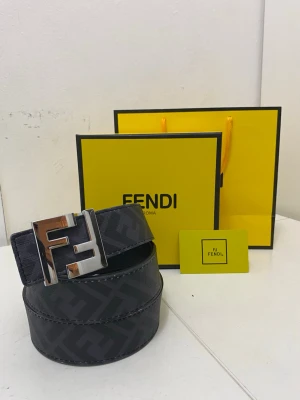 Fendi bälte - Säljer min Fendi bälte som är lite använt. Den har massa små små märken på bältet, men de syns inte. Den kommer med box och påse. Pris går att diskuteras 