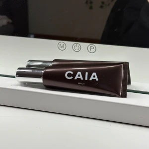 CAIA Maui Liquid Bronzer - Liquid bronzer från Caia i färgen Maui. Använder väldigt sällan. När man tar bort locket följer hela ”pumpen” med. Vart så sen länge, efter första användningen. Annars inga skador eller fel.