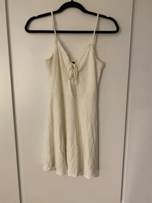 Vit kort klänning  - Söt klänning!! Ställ gärna frågor och prisförslag!!💘💘