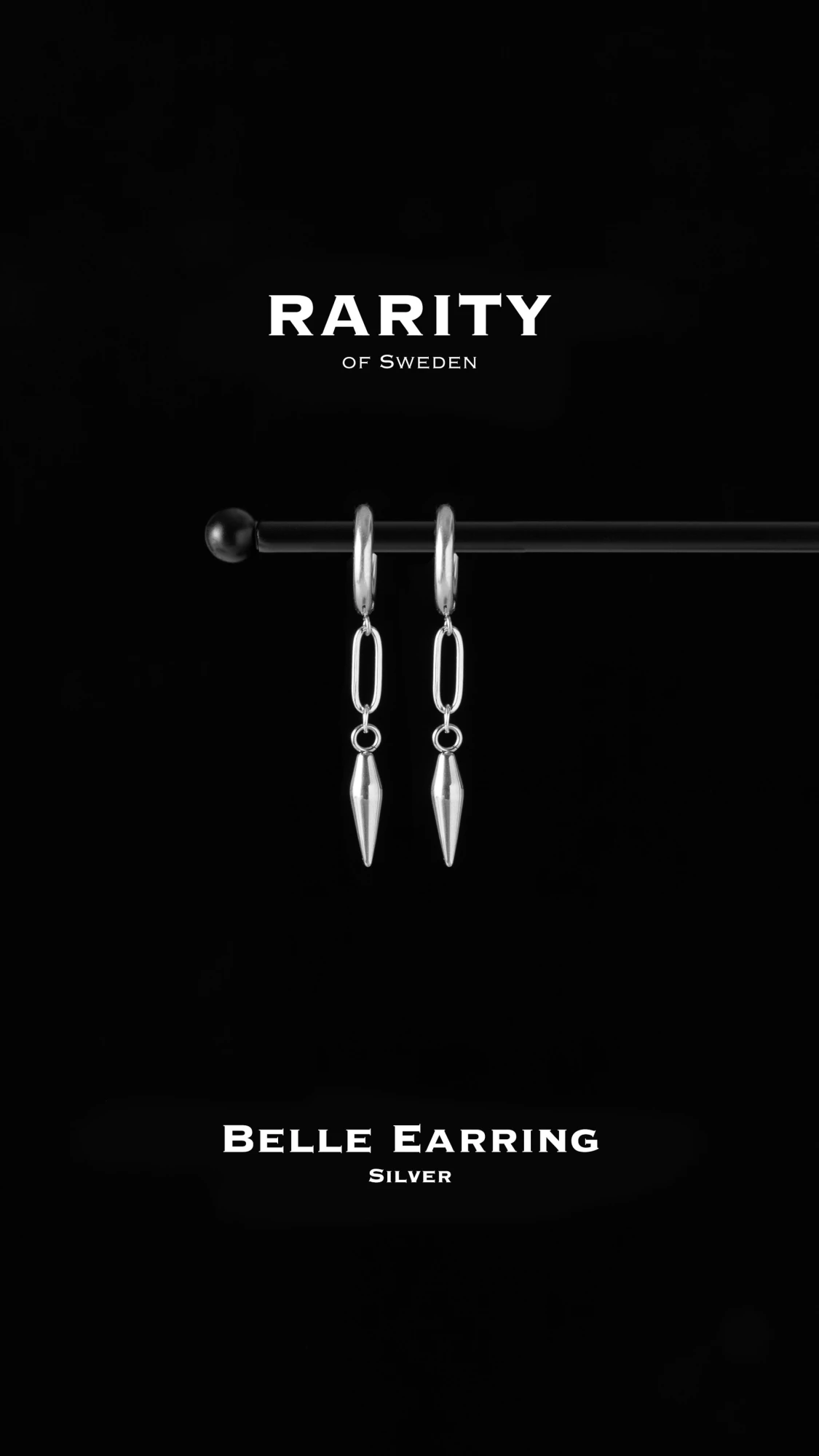 Belle Earring - Silver: Unika silvriga örhängen med nitar