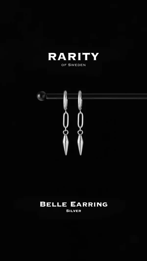 Belle Earring - Silver: Unika silvriga örhängen med nitar - Otroligt snygga örhängen med nitar i rostfritt stål!! Örhängena är i fin silvrig färg och passar så bra för att piffa upp en outfit och lägga till en extra detalj🪽Likt alla andra våra smycken tål dessa örhängen vatten och håller sitt glans länge!! Vid frågor eller funderingar - välkommen att skriva till oss🪽