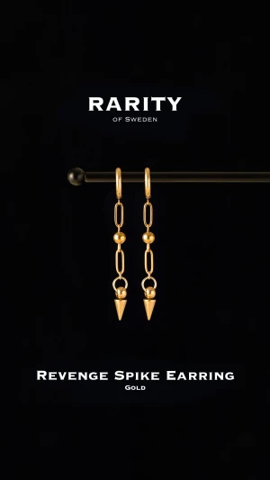 Revenge Spike Earring - Gold: Unika guldiga örhängen med spikar - Otroligt snygga örhängen med nitar i rostfritt stål!! Örhängena är i fin guldig färg och passar så bra för att piffa upp en outfit och lägga till en extra detalj🪽Likt alla andra våra smycken tål dessa örhängen vatten och håller sitt glans länge!! Vid frågor eller funderingar - välkommen att skriva till oss🪽