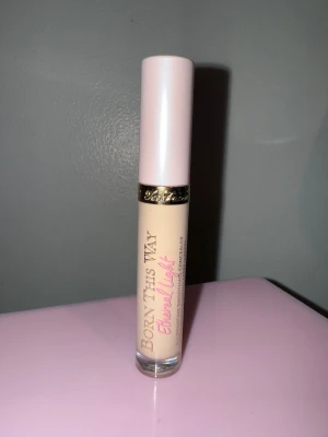 Too face concealer - Concealer från too face i färg : vanilla, använd vid test
