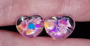 Hjärtformade Töjningar för öronen  med små hjärtan inuti 10mm - Säljer ett par hjärtformade töjningar i. Perfekt för dig som gillar unika och söta piercingar för öronen 