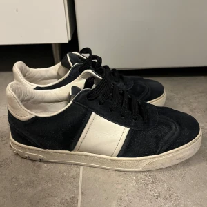 Valentino Flycrews sneakers marinblå - Säljer ett par feta flycrews i marinblå färg. De är i storlek 37 men passar även lite större och mindre beroende på formen av fot. De är riktigt snygga och i bra skick inget Og ingår.  