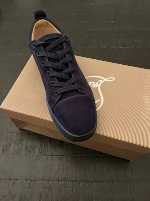 Mörkblå sneakers från Christian Louboutin - Säljer nu mina navy blue Louboutin skor eftersom de inte kommer till användning längre. Köpte de för någon månad sedan och har används fåtal gånger. 