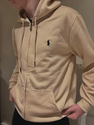 Ralph Lauren zip hoodie - Fräsch Ralph Lauren hoodie i nyskick och etikett kvar! 🔥Hör av dig om du har några funderingar. 