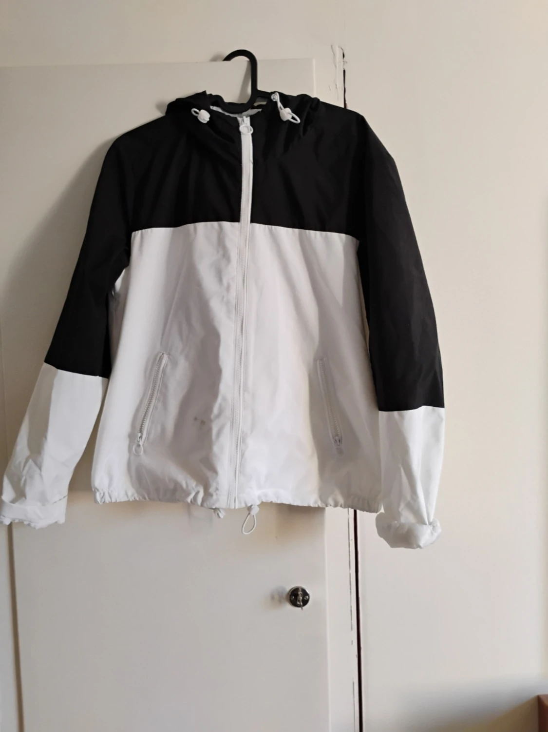Svartvit vindjacka från FB Sister