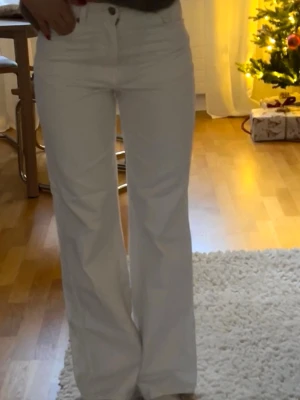 vita jeans - vita vida jeans från h&m, använda 2 gånger så i fint skick