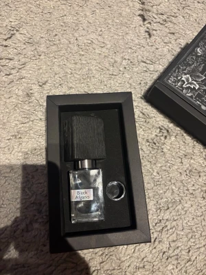 Black Afghano parfymflaska - Unik och stilren parfym i en lyxig förpackning. Perfekt för dig som vill sticka ut och ha något annorlunda i din samling. Volym och ingredienser framgår ej på bilderna.