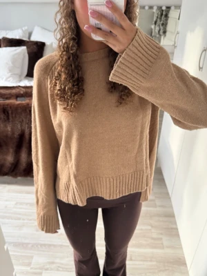 Beige stickad tröja By Malene Birger - Supermysig beige stickad tröja från By Malene Birger. Tröjan har en loose passform, långa ärmar och breda ribbade muddar vid ärmslut och nederkant. Sitter som en s 