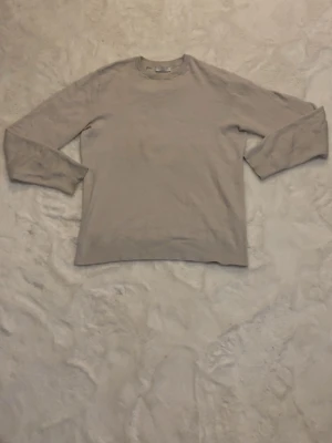Beige stickad tröja Selected Homme L - Säljer en beige stickad tröja från Selected Homme i storlek L. Skick 8/10 Pris kan diskuteras. Kom med förslag!