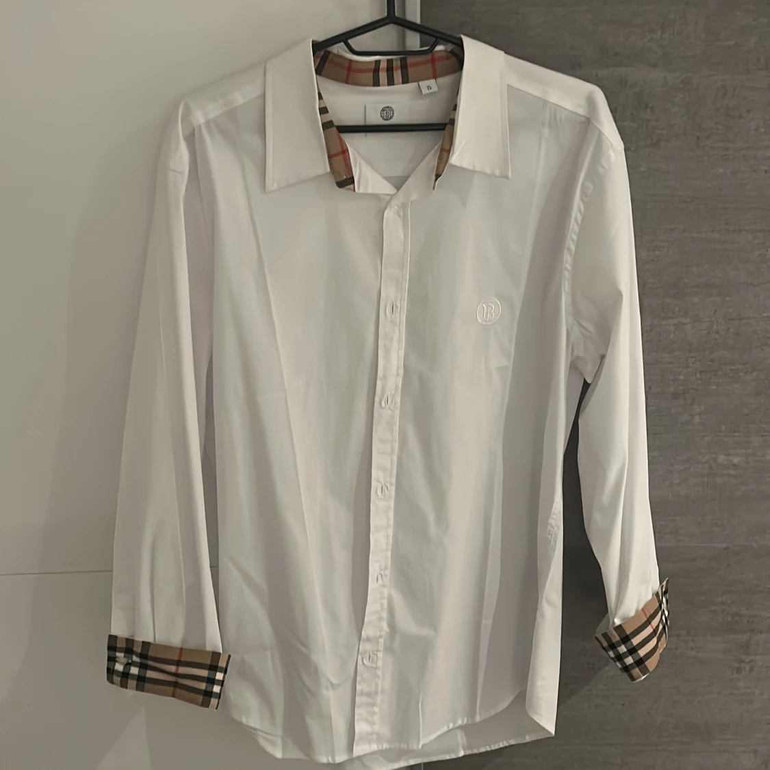 Burberry Vit skjorta med rutiga detaljer