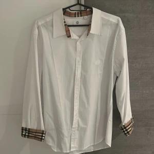 Burberry Vit skjorta med rutiga detaljer - Är Claes men är lite liten i storlek så skulle säga att det är en L
