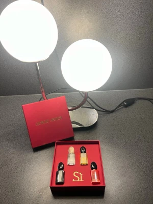 Giorgio Armani Sì parfymset - Upptäck fyra olika Sì-dofter i ett exklusivt miniatyrset från Giorgio Armani. Varje flaska innehåller 5 ml. Perfekt för dig som vill testa flera varianter och hitta din favorit.