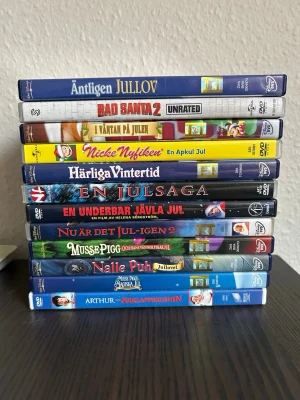 Jul dvd samling - Stor samling av julfilmer på DVD. Inkluderar titlar som Äntligen Jullov, Bad Santa 2, I väntan på julen, Nicke Nyfiken, Härliga Vintertid, En Julsaga, En underbar jävla jul, Nu är det jul-igen 2, Nalle Puh Jullovet, Musse Piggs Magiska Jul, Musse Pigg och hans vänner firar jul och Arthur och julklappsrushen.