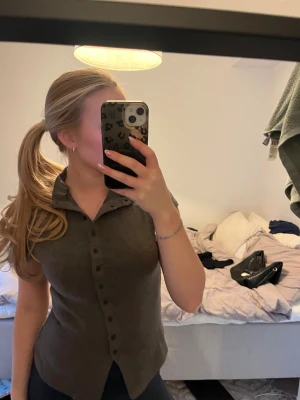 Grå finstickad topp - Kortärmad grå blus med krage och knappar hela vägen framtill. Perfekt till jeans eller kjol för en chill och snygg look. 💕💕