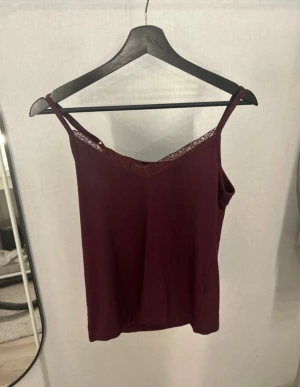 Vinrött linne - Jätte fint vinrött linne med spets köpt på lager 157 i storlek M! Har endast använt en endaste gång 🥰Säljs då jag inte tyckte jag passade i den perfekt nu till hösten och vintern då vinrött har blivit trendigt! Djur och rökfritt hem, pris kan diskuteras!