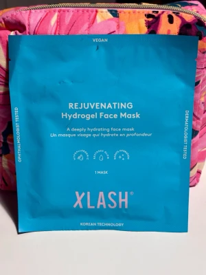 Xlash Hydrogel Face Mask - Ansiktsmask från Xlash som återfuktar och ger glow. Masken är vegansk, hypoallergen och testad av dermatologer och ögonläkare. Förpackningen innehåller en mask och använder koreansk teknologi för djup återfuktning.        Utg. 2026-02