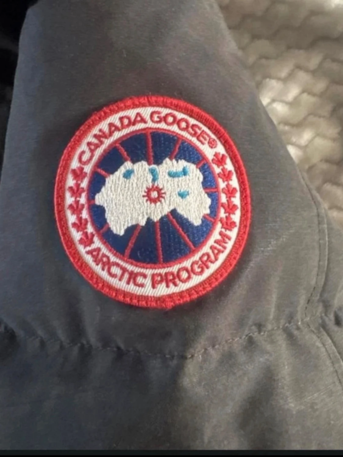 Svart pufferjacka från Canada Goose - 1