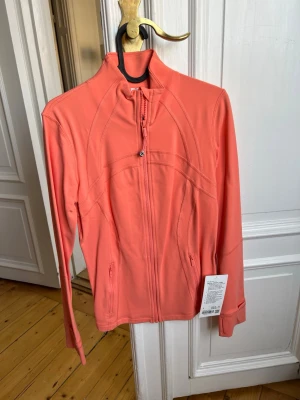 Lululemon define jacket - Helt oanvänd Lululemon Luon define jacket med prislapp kvar. Säljer då den aldrig kommit till användning.  Lululemon storlek 8. Korall färg.