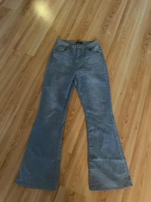 Bootcut jeans från I Saw It First - Bootcut jeans i ljusblå från I Saw It First, storlek EU 38. 