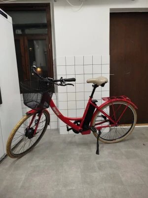 Ecoride ambassador  - Detta är en röd Ecoride Ambassador elcykel.  Har en navmotor i framhjulet. Utrustad med både fotbroms och hydraulisk skivbroms fram. Batteriet på 36.9V 19.2Ah har en räckvidd på upp till 120 km. Inkluderar en inbyggd GPS-tracker för extra säkerhet.