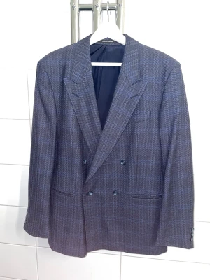 Tiger of sweden kavaj - Säljer denna exklusiva tiger of sweden kavajen. Skick: 8,5/10. Storlek: c100= S-M. 