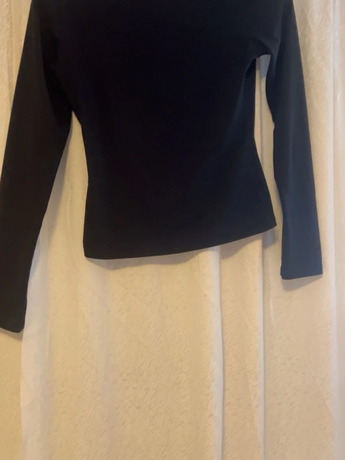 Svart långärmad topp med fyrkantig ringning - 1