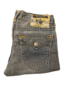 True Religion Jeans Ricky Super T - True Religion Jeans, Ricky Super T, storlek 32, i bra skick, sällsynt ”yellowtab” , midja 43cm, längd 115cm, benöppning 22cm, innerben 84cm. Skriv om ni undrar något mer 📲