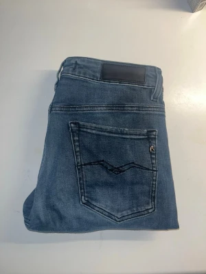 Replay jeans  - Snygga blå Replay jeans med slim fit. Materialet är mjukt jeans-tyg med stretch för extra komfort.  OBS stroleksmåtten saknas men jag uppskattar storleken till w30 L30 , men utgå från måtten. Midja 37cm, längd 98cm.  Ifall det inte finns någon bild i annonsen där jag bär plaggen jag säljer så är det för att jag ej kan ha storleken heller passformen, så kolla måtten för storlek och googla på modellnamnet för passform 😉 s5,1