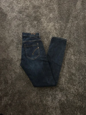 Dondup George skinny fit jeans  - Snygga Dondup jeans, inga defekter eller problem, 10/10 i skick, marinblå, 107 cm i längd, hör av dig om du är intresserad eller har frågor.     Pris kan diskuteras vid snabb affär 
