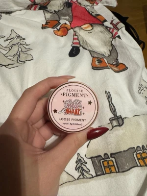 P.Louise Wide Awake löspigment - Löspigment från P.Louise i färgen Wide Awake. Kommer i en rund, genomskinlig burk med rosa lock. Pigmentet är vitt med skimrande effekt, perfekt för att skapa glowiga ögonlock eller highlighta detaljer. Innehåller 1,8g produkt.