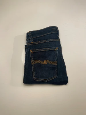 Mörkblå jeans från Nudie Jeans - Nudie jeans | Storlek W24 L30 | skick 7/10 | passar runt 148/156 | pris kan diskuteras vid snabba affär 