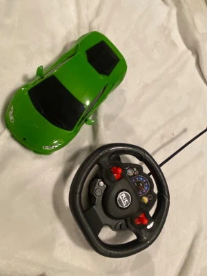 Ingen väst syns på bilderna - Det finns ingen väst på bilderna, endast radiostyrda bilar och en helikopter med tillhörande kontroller.