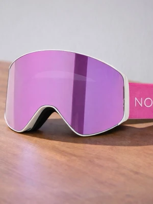 North Skidglasögon 500 kr - Superbra kvalite oå dessa helt nya goggles från North. Extra lins ingår och du byter lins på några sekunder. Trendig modell ord pris 2099kr