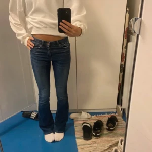 Mörkblå jeans - Snygga blå jeans med bootcut från only. Jeansen har klassiska fickor fram och bak, samt en smal passform upptill som går ut i ett utsvängt ben. Perfekta för dig som gillar en tidlös och trendig look.