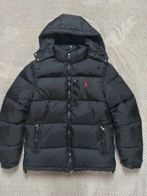 Svart pufferjacka från Polo Ralph Lauren - Mycket bra skick🩷 nypris runt 3000🩷.
