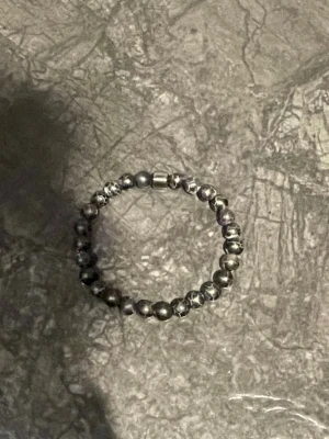 Bvaldi armband  - Bvaldi armband ej använt, köpt från Bvaldi påse följer med! Vid intresse bara att höra av sig! Riktigt snyggt. 