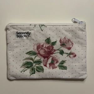 Handgjord necessär av second hand tyger - En handgjord necessär utav second hand tyger. Unik, hållbar och perfekt för att samla alla dina vardagsfavoriter i väskan. Fodrad och stängs med dragkedja. Endast ett unikt exemplar.                  Instagram: secondstitch.bymatilda 💕