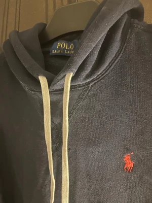 Polo Ralph lauren hoodie - Stilren hoodie med en riktigt bra passform vid midjan och längs med kroppen. 