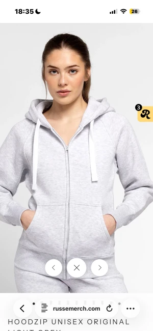 grå kofta - säljer denna superfina kofta ifrån russemerch, använd några gånger men ändå superfint skick!! Skriv vid frågor eller funderingar💞