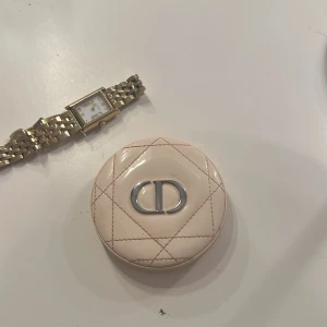 Dior highliter/blushtopper - Säljer denna nästan helt oavända highlitern från Dior. Ordinariepris:560 kr. Den är så fin över blush också. Blir inte glittlir utan bara glowig jättefin! 💕💕
