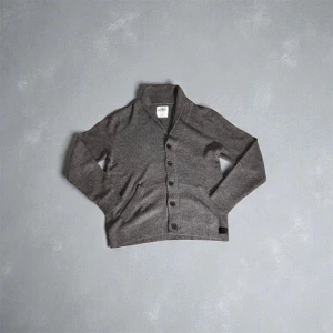 Hollister stickad cardigan - Säljer nu denna asfeta Hollister cardiganen som är väldig eftertraktad. En liten tråd som gått av kolla sista bilden så ser du men inget som syns bör man har på sig den!